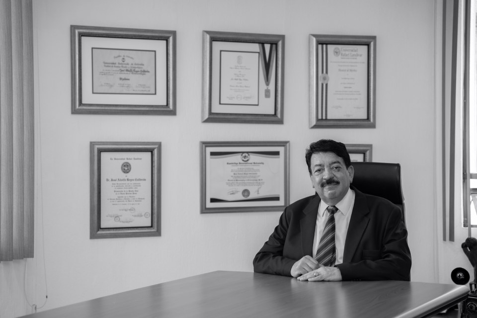 Dr Jose Adolfo Reyes Calderon reconocimientos
